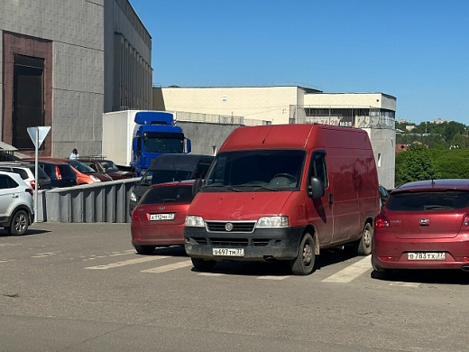 Ивановские автолюбители паркуются на зебре на Крутицкой